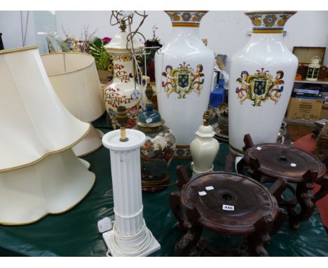 A VERY LARGE PAIR OF VASES ON ASSOCIATED STANDS, TOGETHER WITH A MASONS PATTERN LARGE TABLE LAMP AND THREE OTHER LAMPS. 