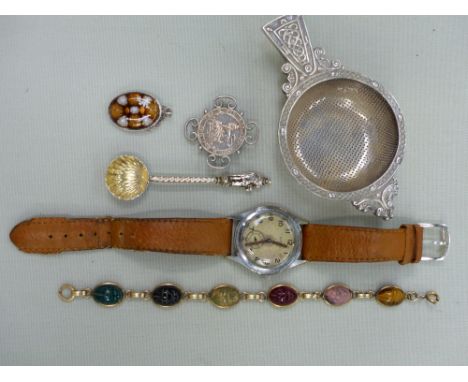 A HALLMARKED SILVER TEA STRAINER, A GENTS VINTAGE ROTARY WRIST WATCH, SILVER COIN BROOCH, A SCARAB BRACELET ETC. 