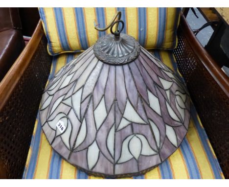 A LEADED GLASS PENDANT LIGHT SHADE. 