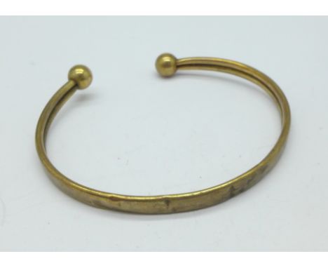 A 9ct gold bangle, 5.8g