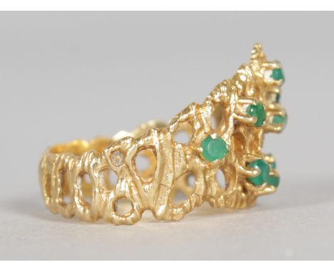 AN 18CT YELLOW GOLD AND EMERALD FANCY RING.
