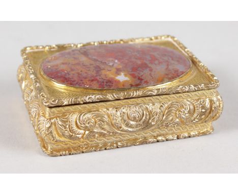 A GOOD AGATE AND SILVER GILT SNUFF BOX. 2.75ins.