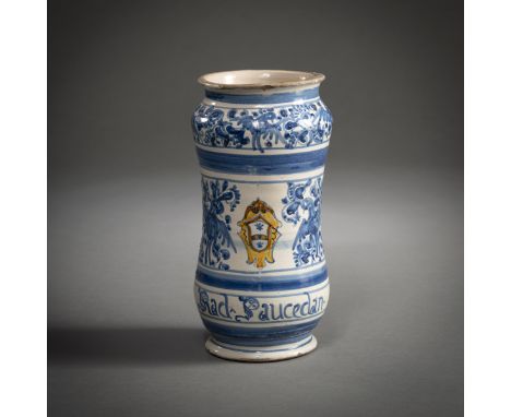 Albarello mit WappendarstellungItalien, 18. Jh.H. 21,5 cmDekor in Blau, Ocker und Orange.