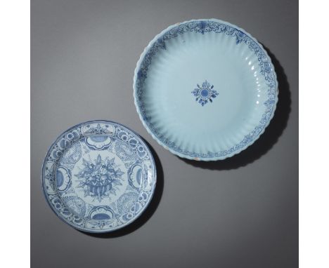 Zwei Fayence-Rundplatten mit BlaudekorBayreuth und wohl Hanau, 18. Jh.D. 22,5/29 cmBayreuth-Platte mit Fruchtkorb und Vögeln,
