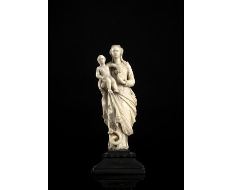 Elfenbeinfigürchen - Madonna mit KindSüdeuropa, 18. Jh.H. 13,4/15 cmElfenbein auf Holzsockel. Mit CITES Nr. DE-K 240104-22