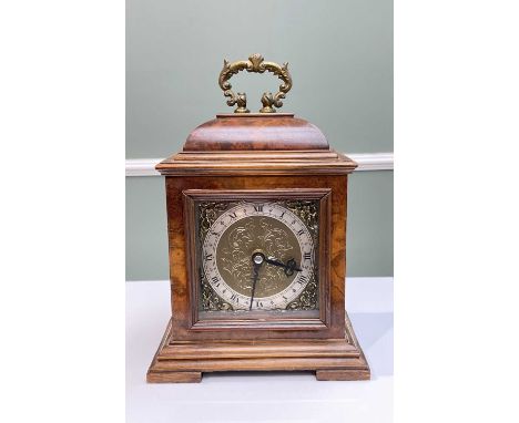 REPRODUCTION WALNUT CASED &amp; BRASS DIAL ENGLISH BRACKET CLOCK, with brass carry handle, 22 x 16cms Comments: in working or