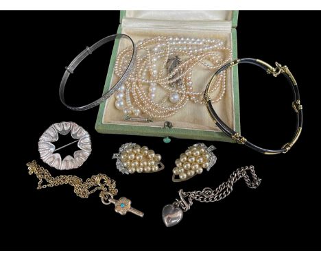 ASSORTED JEWELLERY comprising white metal circular brooch, turquoise set key on chain, two pearl necklaces, silver bangle, he