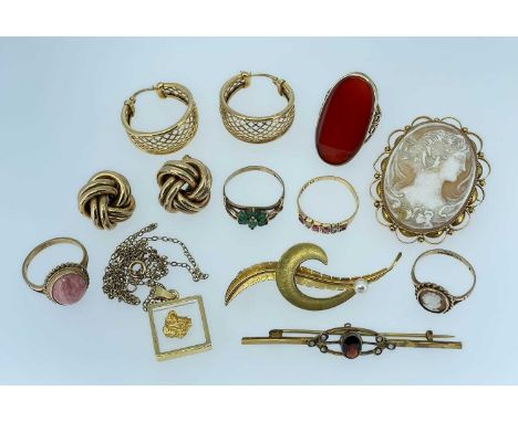 ASSORTED GOLD JEWELLERY comprising pair of 9ct gold lattice earrings, 9ct gold cameo brooch, 9ct gold oval carnelian ring, pa