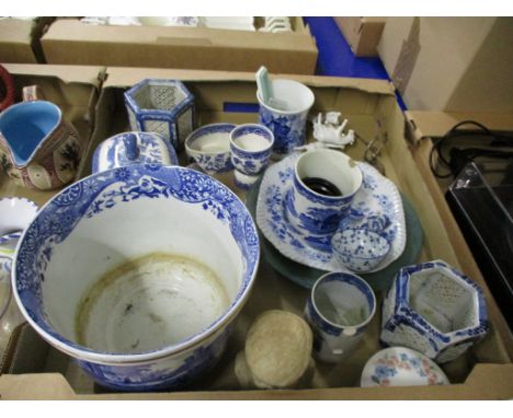TRAY CONTAINING BLUE AND WHITE WARES INCLUDING A COPELAND SPODE ITALIAN PATTERN JARDINIERE
