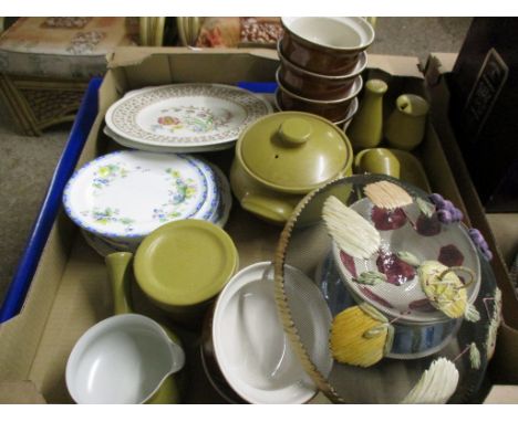TRAY CONTAINING CERAMIC WARES, MAINLY KITCHEN ITEMS INCLUDING SET OF ROYAL DOULTON SIDE PLATES WITH FLORAL DESIGN