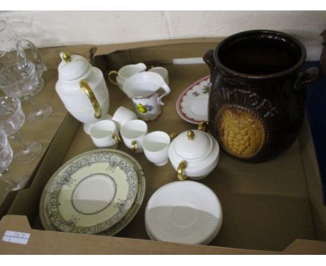 TRAY CONTAINING CERAMICS INCLUDING A WEDGWOOD PART COFFEE SET COMPRISING FIVE CUPS, SAUCERS, SUGAR BOWL AND MILK JUG AND COFF