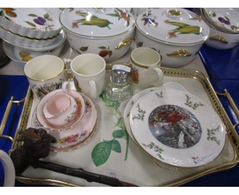 TRAY CONTAINING CERAMIC ITEMS INCLUDING CHRISTMAS PLATES FROM ROYAL DOULTON AND COMMEMORATIVE MUGS