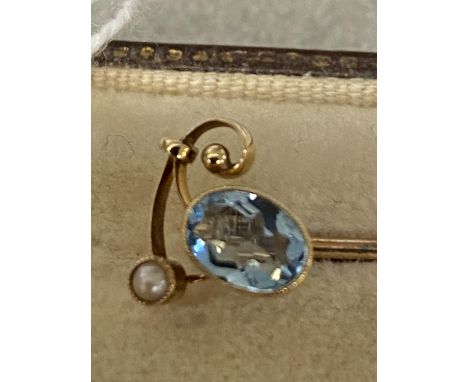 18 ct gold aquamarine and seed pearls gentleman's tie pin in a fitted leather case, 1.13g 