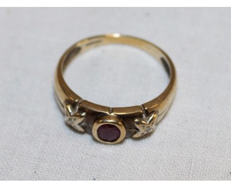 An old gold gypsy-style dress ring set a red stone flanked by two diamond chips (1.9g)