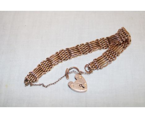 A 9ct gold gate link bracelet with 9ct gold padlock clasp (16g)