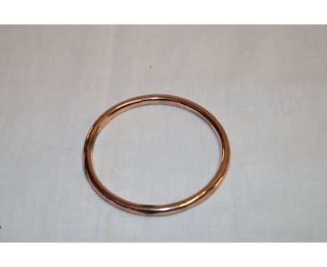 A 9ct plain gold bangle (8.9g)