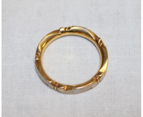 A rare George I gold mourning ring with scroll decoration and white enamel panels "Richd.Williams OB 18 May 1737 Aet 32" (5g)