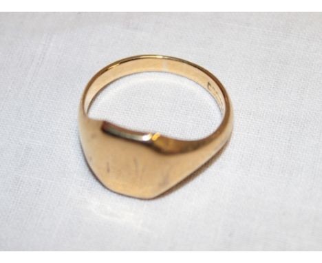 A 9ct gold signet ring with engraved initials (7.8g)