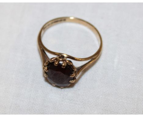 A 9ct gold dress ring set garnets(2.2g)