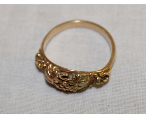 An unmarked gold dress ring with raised vine leaf decoration (5.2g)