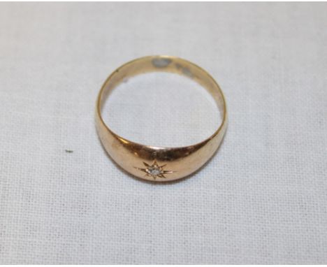 An 18ct gold gypsy-style ring inset with a diamond (2.9g)