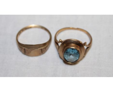 A 9ct gold dress ring set a blue stone and a 9ct gold signet-style dress ring with engraved decoration (6.6g)(2)