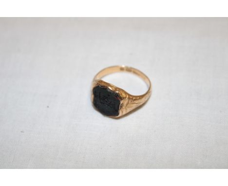 A 15ct gold signet ring set intaglio seal (6.8g)