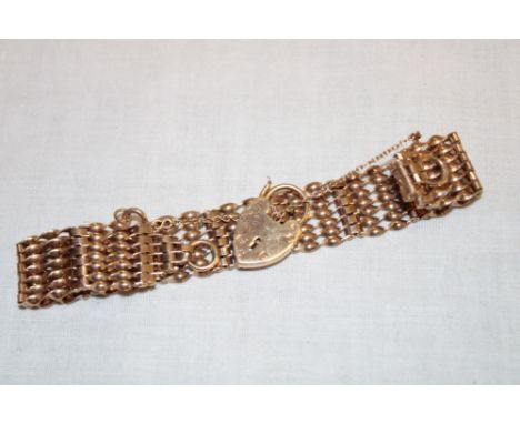 A 9ct gold gate link bracelet with 9ct gold padlock clasp (19.7g)