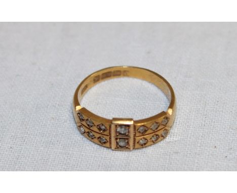 An 18ct gold dress ring with rectangular panels set 14 diamonds (3.1g)