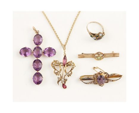 A collection of jewellery  to include a 9ct gold amethyst and seed pearl set brooch, a peridot and see pearl set bar brooch; 