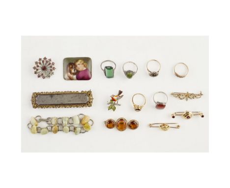 A collection of jewellery  to include a 9ct gold smokey quartz set ring, a 9ct gold multi-gem set cluster ring; a 9ct gold de