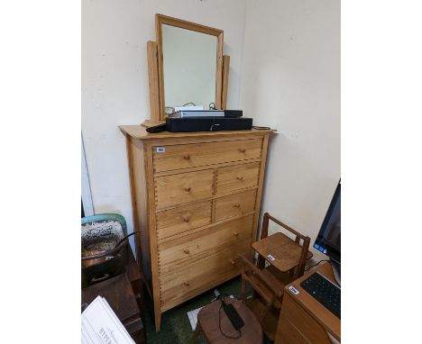 Good quality Light Oak Chest of drawers and matching dressing table 