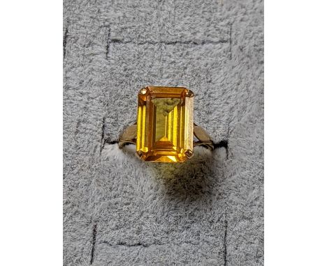 Ladies 9ct Gold Stone set dress ring Size K 3.3g total weight 