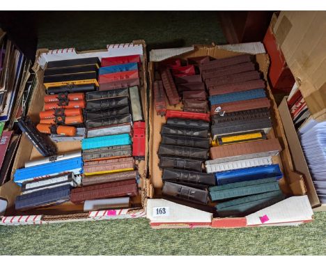 2 Boxes of assorted Bachmann and other Carriages and stock 