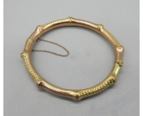 Edwardian 9ct yellow gold bamboo style hinged bangle with alternating plain and textured sections, 13.36g 