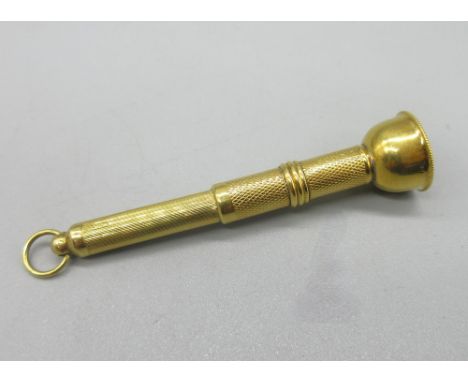 18ct yellow gold cigar piercer with engine turned detail, with engraved initials C.L.P.M to rim, 9.56g 
