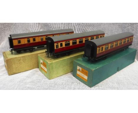 BASSETT-LOWKE; AN 'O' GAUGE BR COACH 113/0 3RD CORRIDOR, a BR coach 1st class 111/0 and a BR coach 3rd saloon 113/0 9all boxe