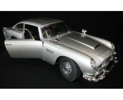 EAGLEMOSS: A JAMES BOND 1:8 SACLE MODEL  ASTON MARTIN DB5 from the film 'Goldfinger' This large scale precision model was a w