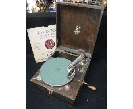 A VINTAGE 1920S/1930S OAK CASED PICNIC GRAMOPHONE by 'Apollo' (Type 9 C&S London) in an oak case with a quantity of 78s Condi