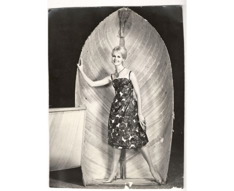 VINTAGE PHOTOGRAPH OF TWIGGY FOR THE DAILY EXPRESS INTERNATIONAL BOAT SHOW "HIGH TIDE FASHIONS"&nbsp; IN ACCEPTABLE CONDITION