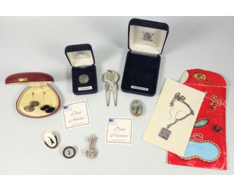 Royal Mint silver ball marker, pitch repairer, cased, 3 golfing brooches, pair of white metal and onyx cufflinks, cased, and 