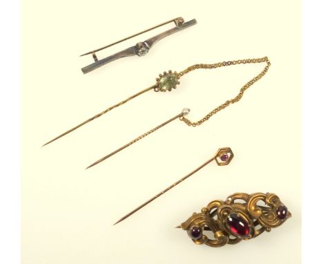 Victorian 9ct gold stick pin set tourmaline, double stick pins set peridot and seed pearl, bar brooch set diamond and a Victo