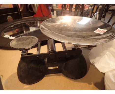 Set of scales with cast weights 