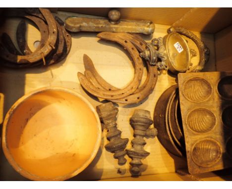 Mixed lot to include brass horse shoes door knocker etc 