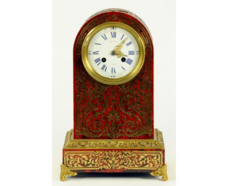 A FRENCH BRASS INLAID AND RED STAINED HORN 'BOULLE' MANTLE CLOCK, THE ENAMEL DIAL INSCRIBED IN RED HATTON PARIS IN ARCHED PIL