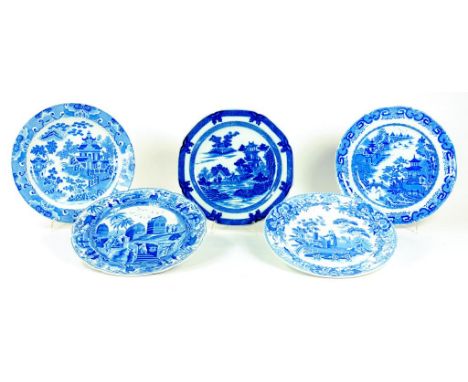 FOUR SPODE BLUE PRINTED EARTHENWARE PLATES, CIRCA 1820 AND AN EARLIER SPODE BLUE PRINTED PEARLWARE BOY ON A BUFFALO PATTERN O