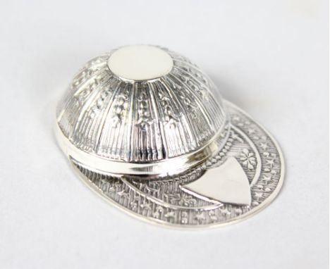 A SILVER JOCKEY CAP CADDY SPOON.