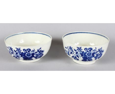 A PAIR OF WORCESTER BOWLS, FLORAL SPRAYS. 5.5ins diameter.