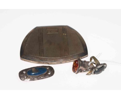 Silver compact, four silver and white metal rings and a brooch (6).