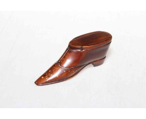 Treen shoe snuff box with brass nail decoration, 10cm length.